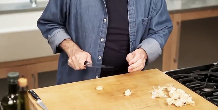 How to quickly peel and chop garlic - chef's advice