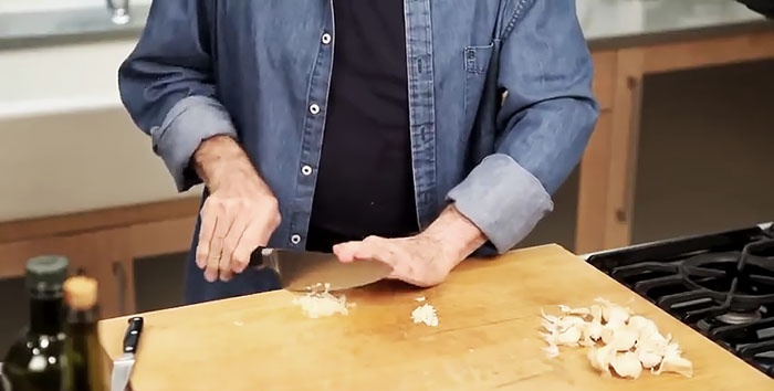 How to quickly peel and chop garlic - chef's advice