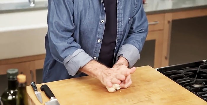 How to quickly peel and chop garlic - chef's advice