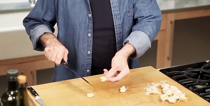 How to quickly peel and chop garlic - chef's advice