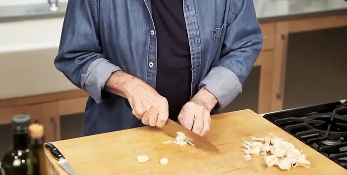 How to quickly peel and chop garlic - chef's advice