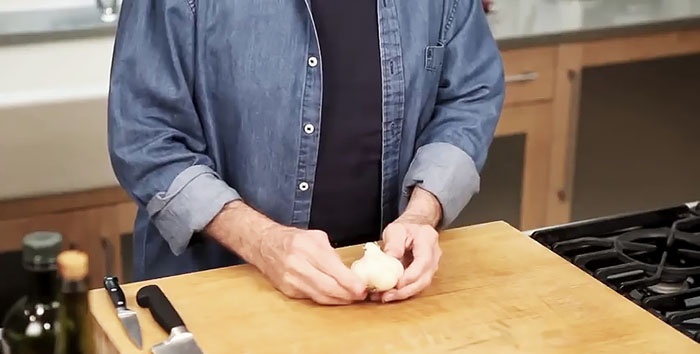 How to quickly peel and chop garlic - chef's advice