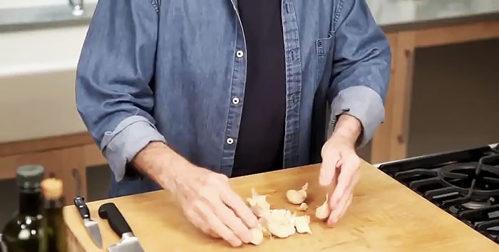 How to quickly peel and chop garlic - chef's advice