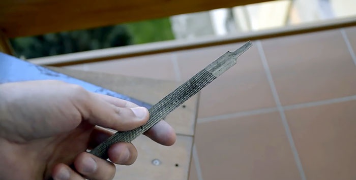 How to cut a nail with a wood saw without damaging the teeth