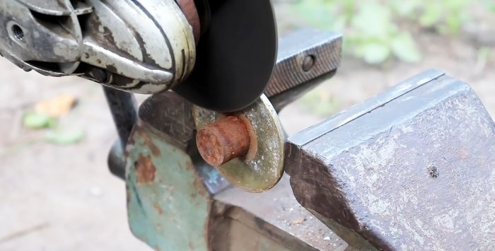 Removable device for cutting circles in sheet metal using a grinder