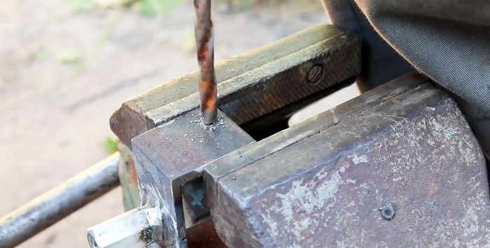 Removable device for cutting circles in sheet metal using a grinder