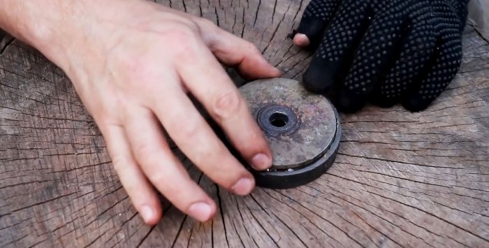 Removable device for cutting circles in sheet metal using a grinder