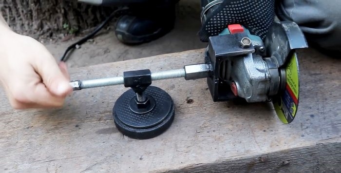 Removable device for cutting circles in sheet metal using a grinder