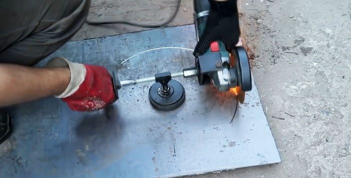 Removable device for cutting circles in sheet metal using a grinder