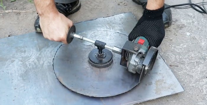 Removable device for cutting circles in sheet metal using a grinder