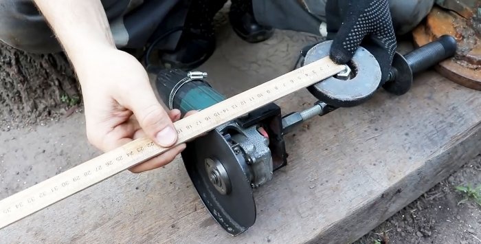 Removable device for cutting circles in sheet metal using a grinder