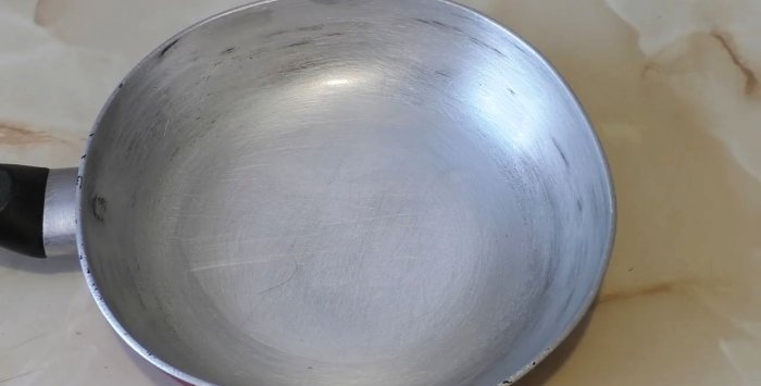 How to Clean a Very Dirty Frying Pan Without Extra Effort