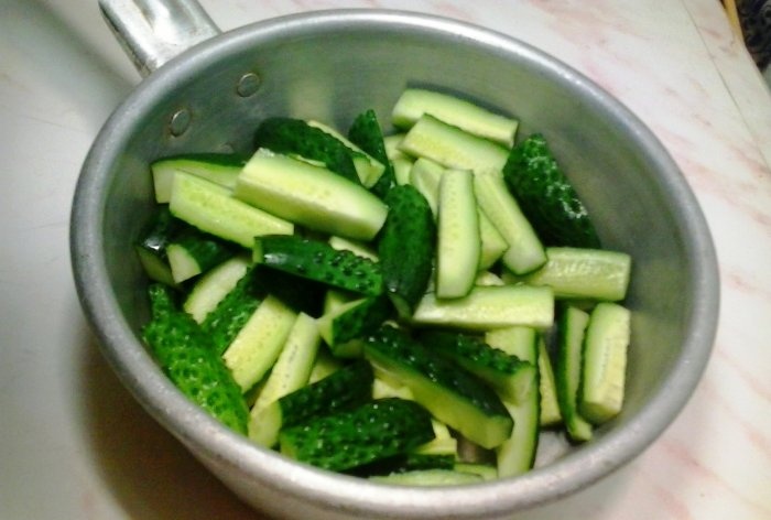 Lightly salted cucumbers in 15 minutes