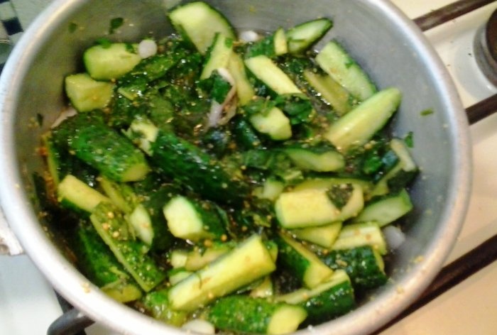 Lightly salted cucumbers in 15 minutes