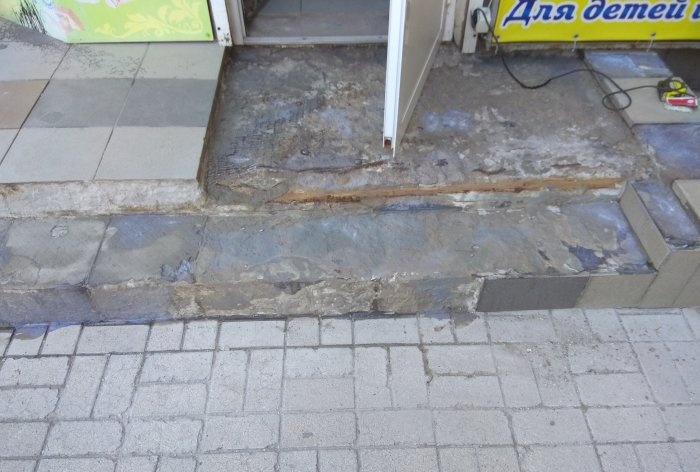 Removing old tiles and laying new tiles on threshold steps