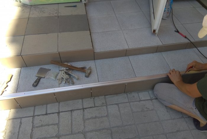 Removing old tiles and laying new tiles on threshold steps