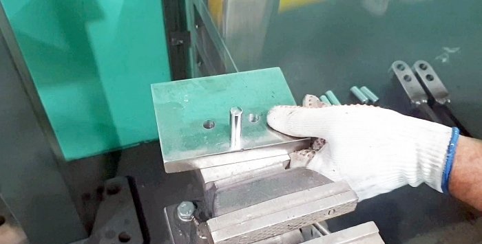 Homemade manual machine for bending chain links