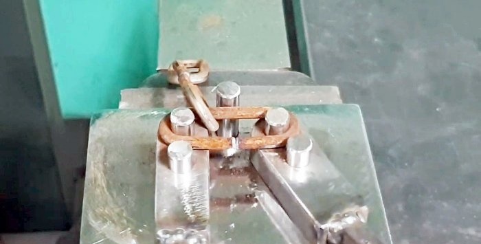 Homemade manual machine for bending chain links