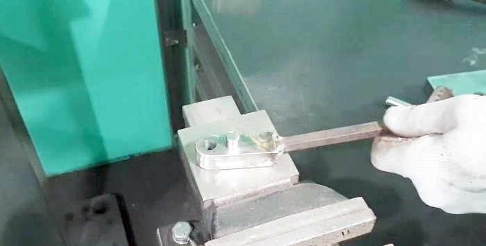 Homemade manual machine for bending chain links