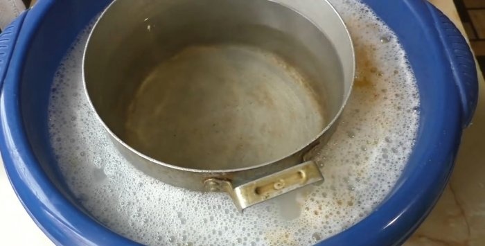 How to easily clean a dirty pan from carbon deposits