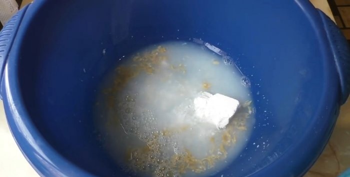 How to easily clean a dirty pan from carbon deposits