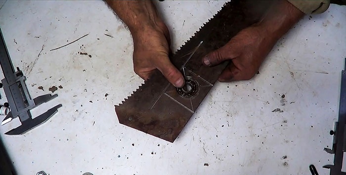 Do-it-yourself electric hacksaw from a grinder