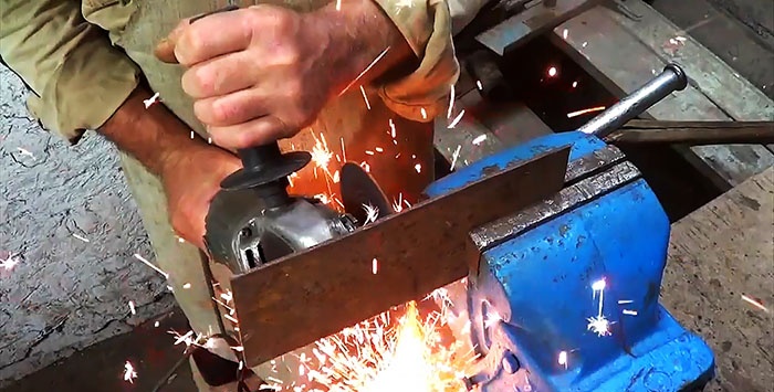 Do-it-yourself electric hacksaw from a grinder