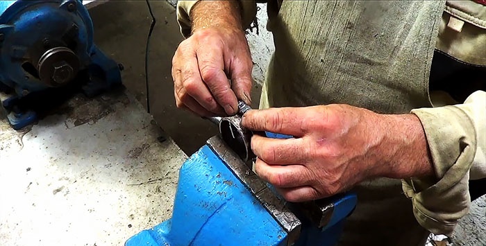 Do-it-yourself electric hacksaw from a grinder