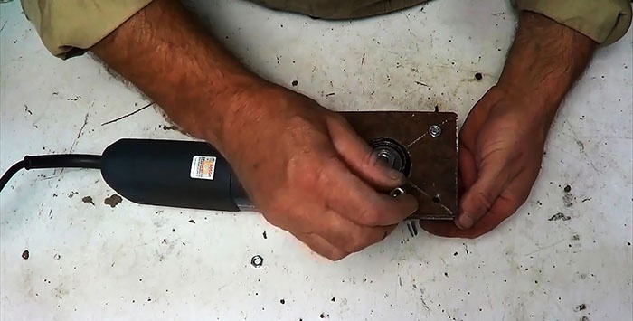 Do-it-yourself electric hacksaw from a grinder