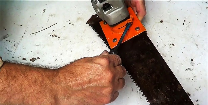 Do-it-yourself electric hacksaw from a grinder