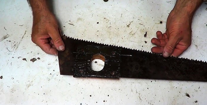 Do-it-yourself electric hacksaw from a grinder