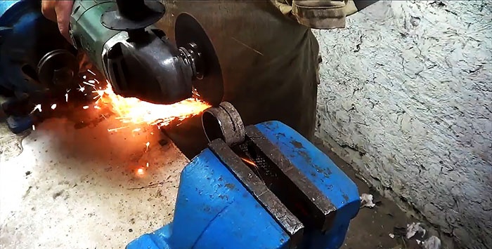 Do-it-yourself electric hacksaw from a grinder