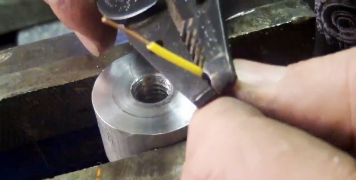 2 tricks for cutting threads with a bolt and sealing with copper wire