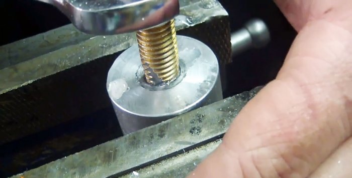 2 tricks for cutting threads with a bolt and sealing with copper wire