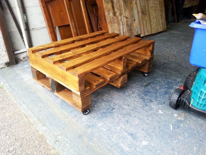 How to turn old pallets into a beautiful coffee table