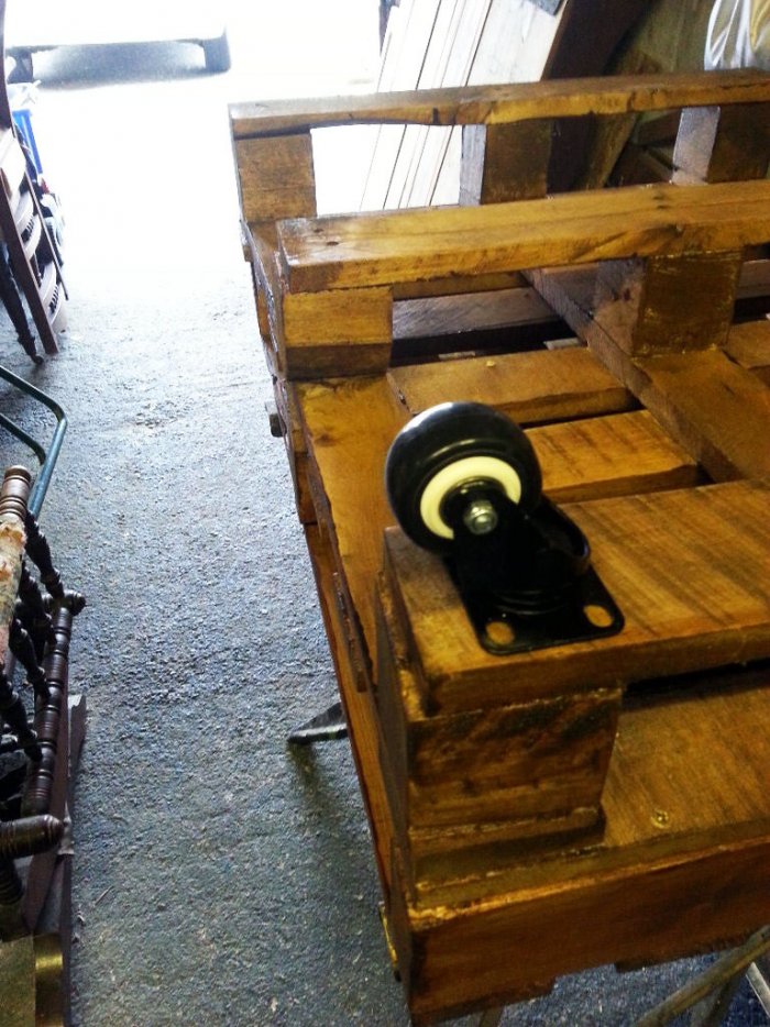 How to turn old pallets into a beautiful coffee table