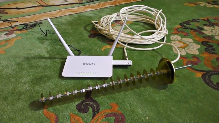 Powerful homemade WiFi antenna for receiving signals from remote open networks