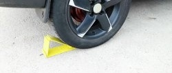 Do-it-yourself folding wheel chock for a car