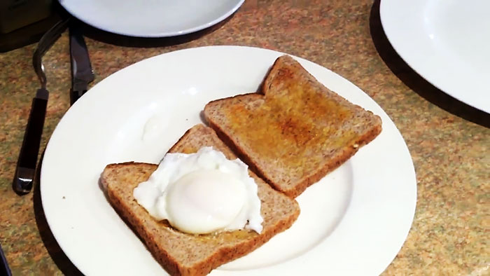 How to quickly boil soft-boiled eggs in a frying pan