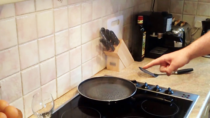 How to quickly boil soft-boiled eggs in a frying pan