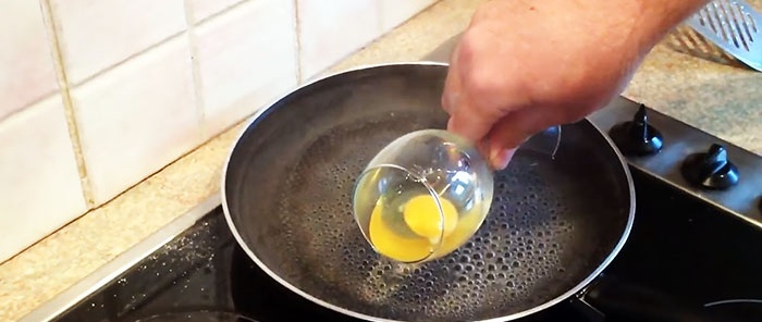 How to quickly boil soft-boiled eggs in a frying pan