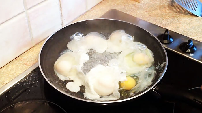 How to quickly boil soft-boiled eggs in a frying pan