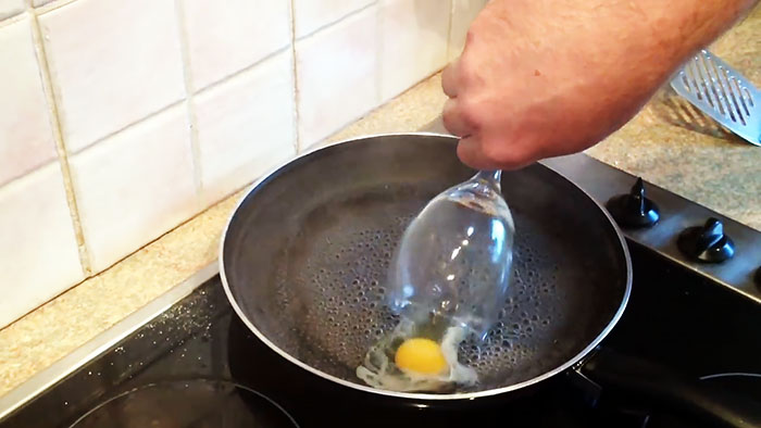 How to quickly boil soft-boiled eggs in a frying pan