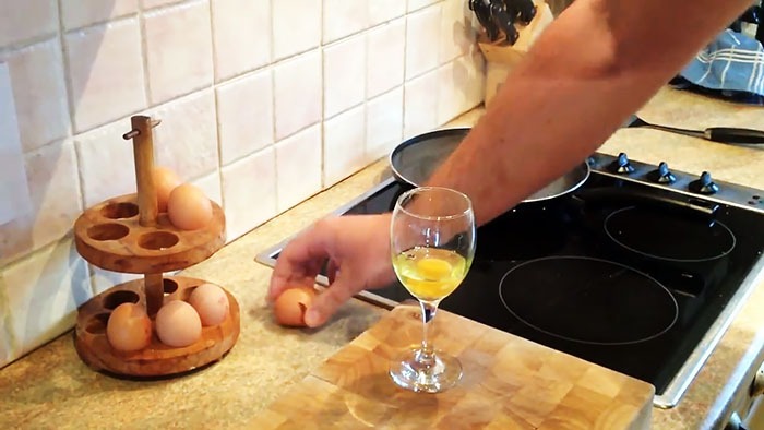 How to quickly boil soft-boiled eggs in a frying pan