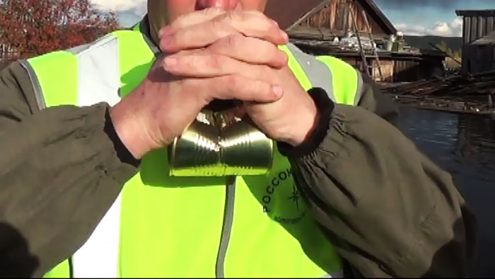 How to open a tin can with bare hands