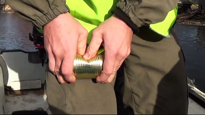 How to open a tin can with bare hands