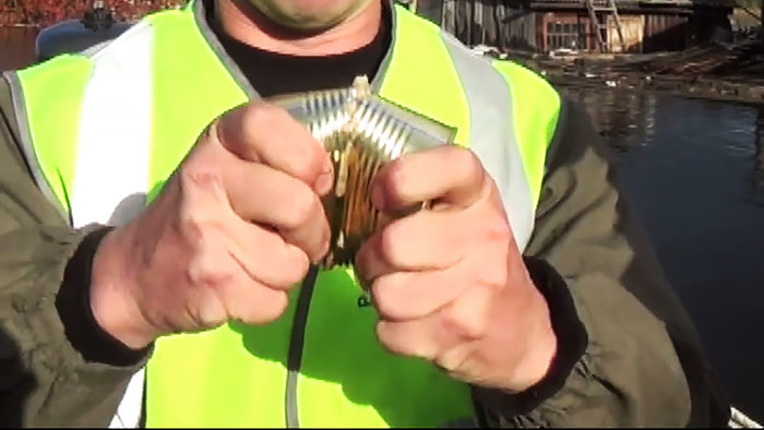 How to open a tin can with bare hands