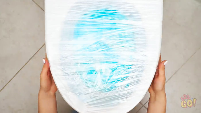 How to unclog a toilet using cling film