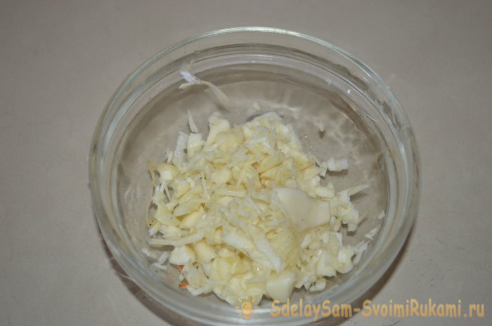 How to cook salted lard with garlic and pepper