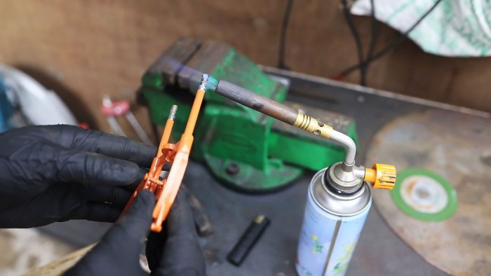 Clamp from a sealant gun